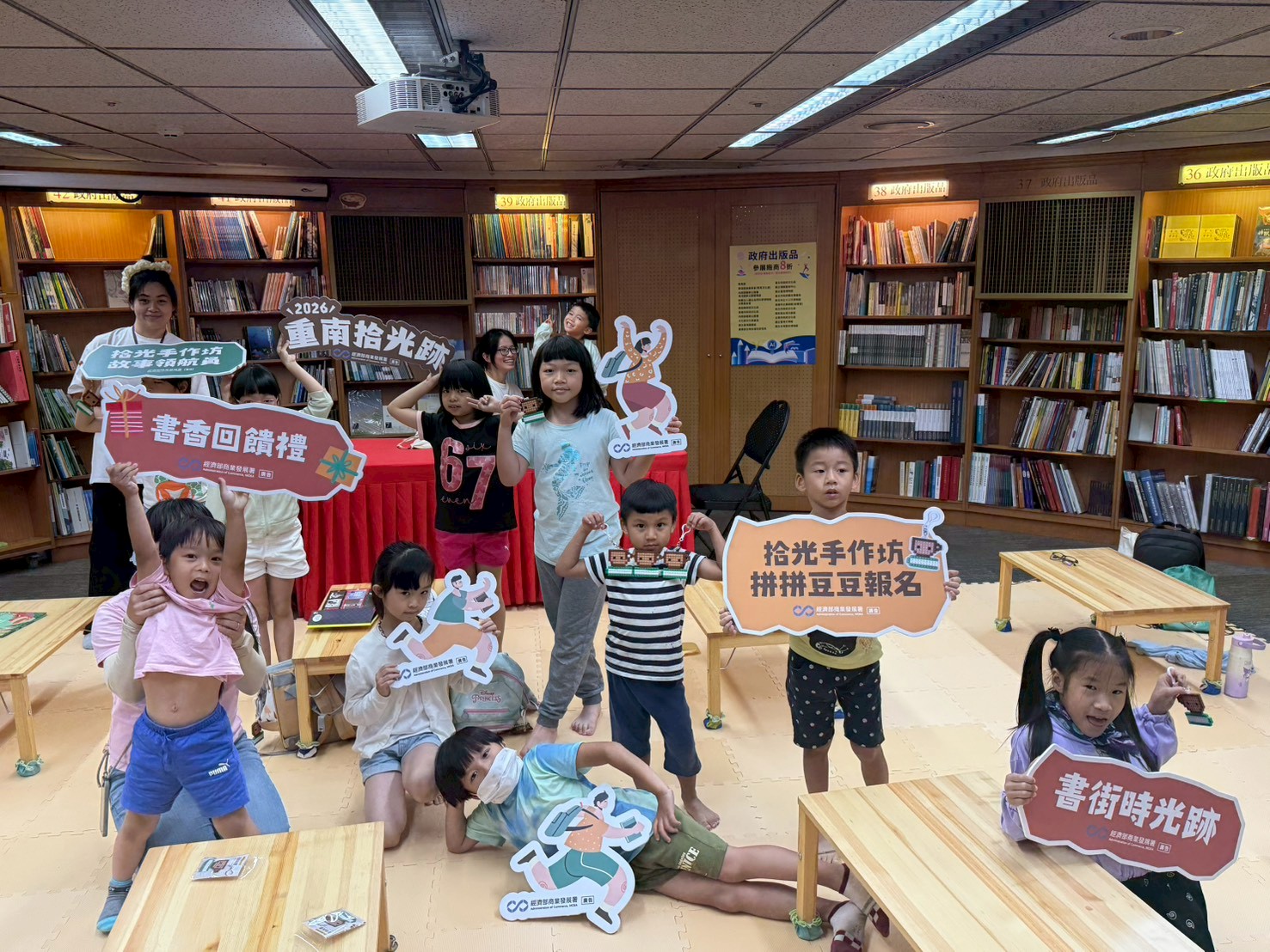參與「拾光手作坊」的小朋友,在暑假留下美滿的書香回憶