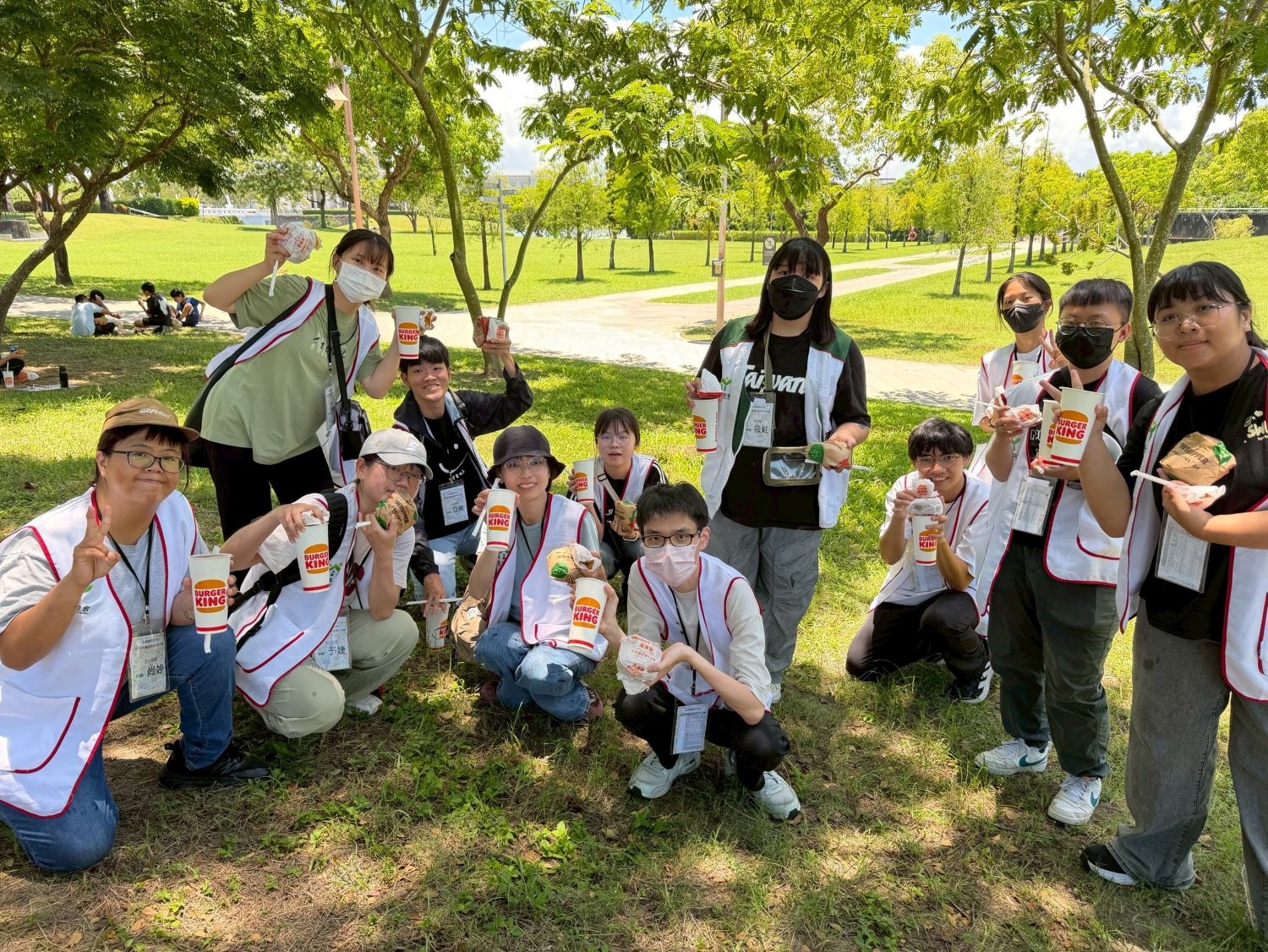 家扶學員開心享用漢堡王餐點