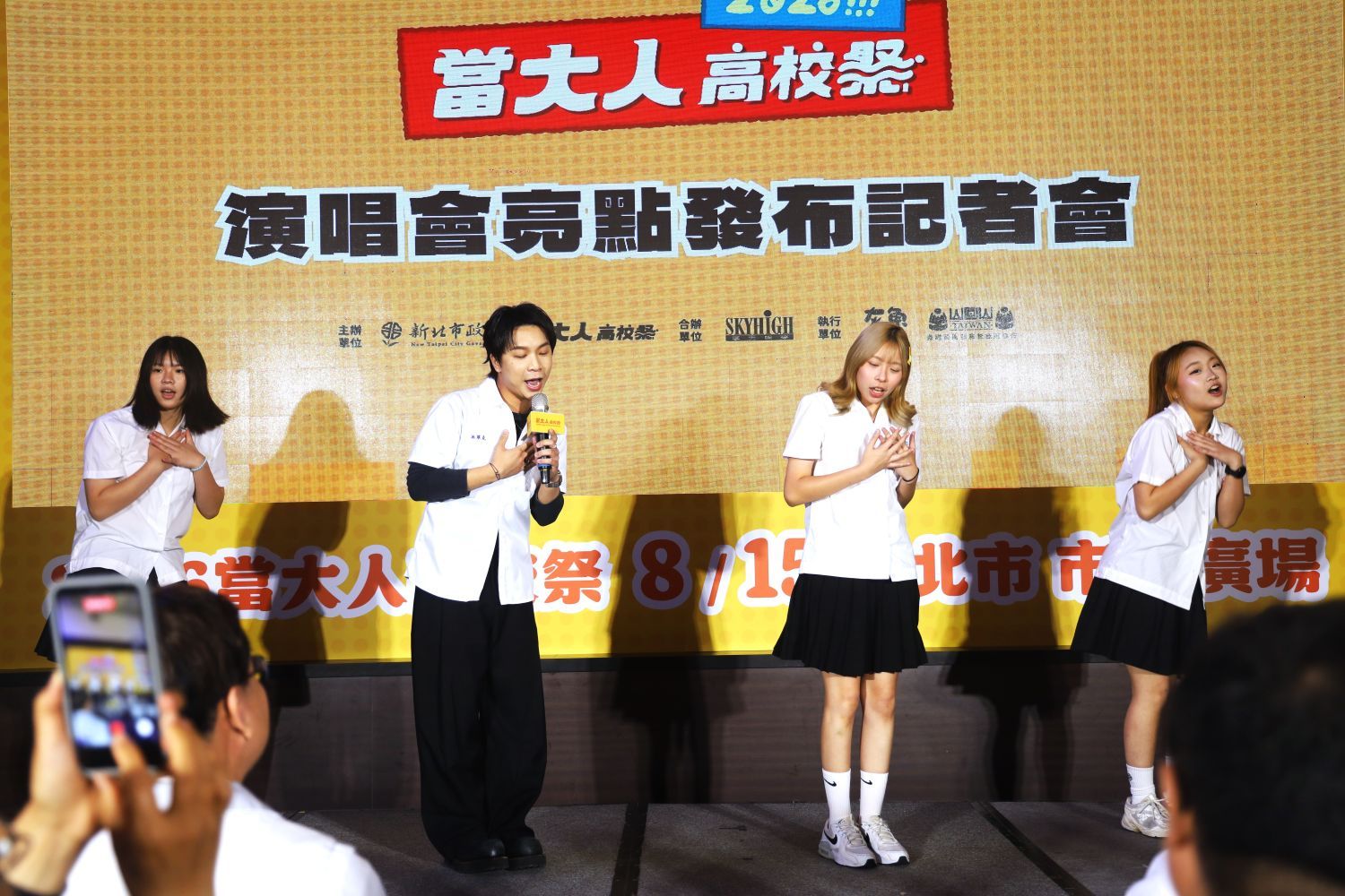 派翠克與熱舞社同學開場