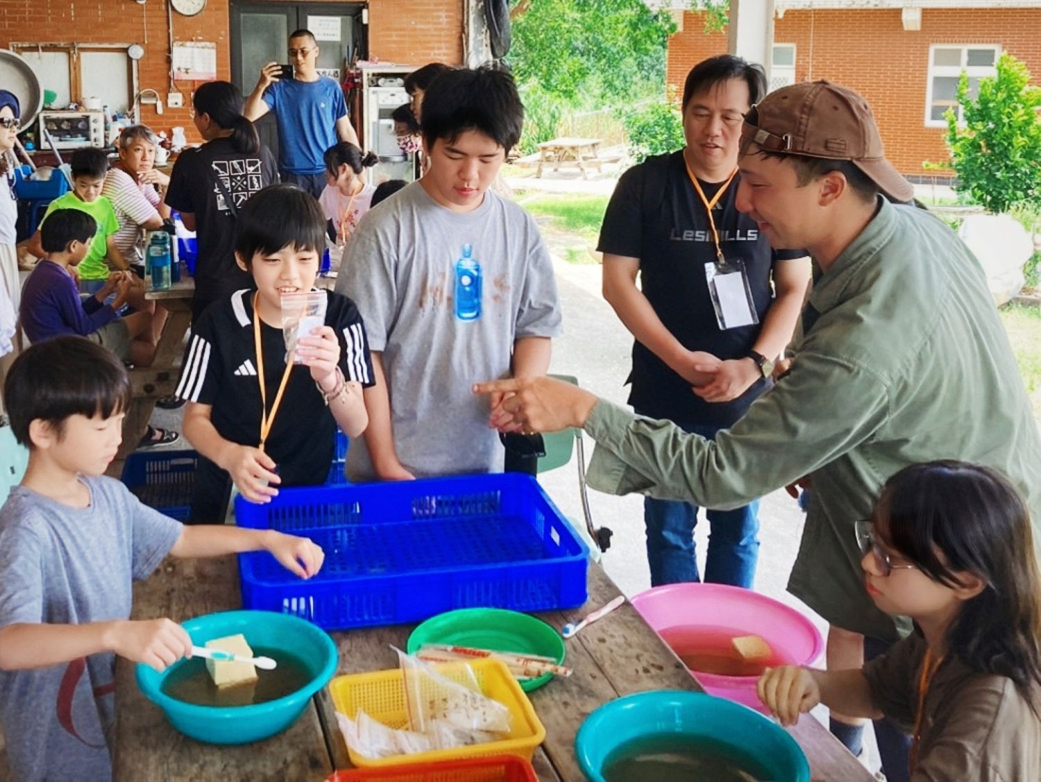 實際操作出土遺物清洗，體驗真實田野