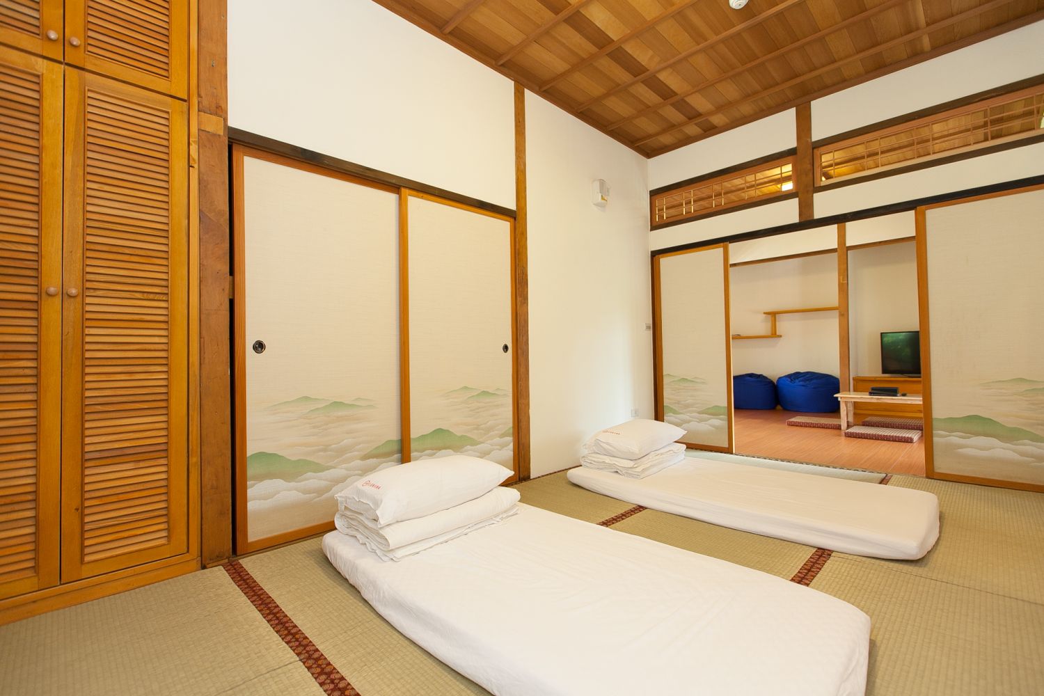 「花蓮觀光糖廠」，旅宿由舊糖廠轉型，保留了日治時期帶有濃郁檜木香氣與古樸拉門的懷舊木屋（圖/Booking.com 提供）
