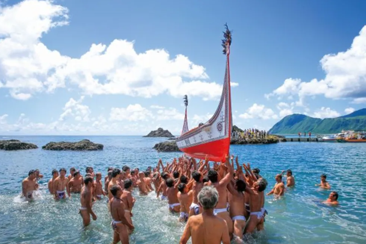 蘭嶼「達悟族飛魚祭」期間能見到神聖的拼板舟下水典禮與曬飛魚乾等壯觀景象。（圖/交通部觀光署 提供）