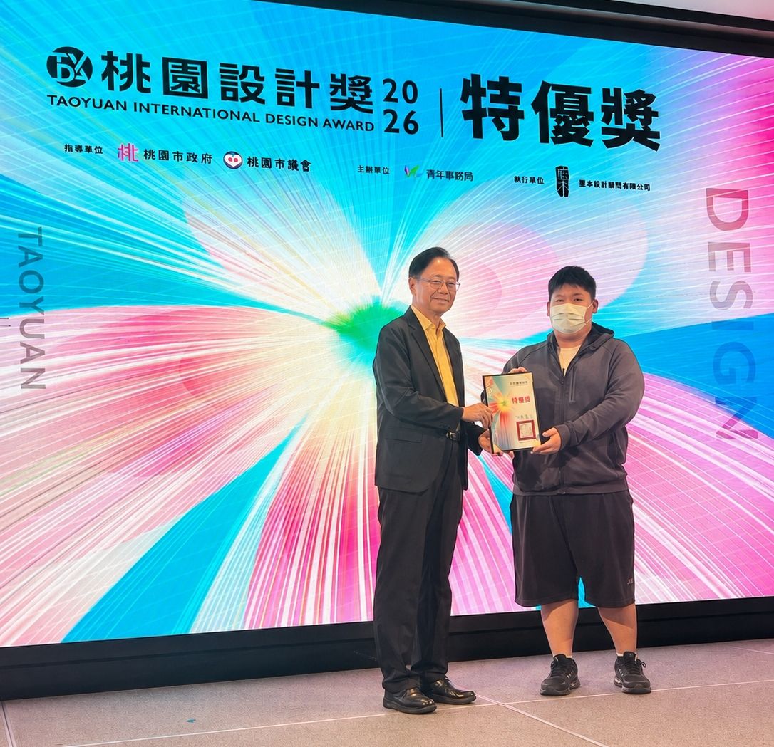 桃園市長張善政親自頒獎給龍華科大互動科技與多媒體技優專班學生孫彥驊，榮獲特優獎