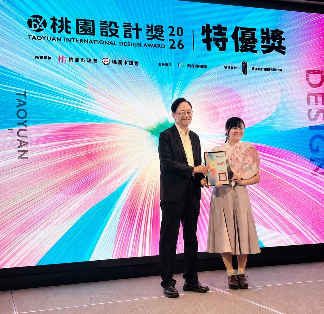 桃園市長張善政頒發特優獎予龍華科大互動科技與多媒體技優專班學生黃照心