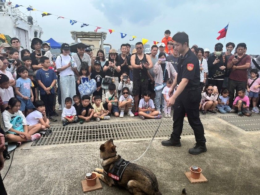 現場還有「小小海巡服」、偵搜犬互動及無人機模擬機等體驗，讓大小朋友寓教於樂，認識海巡工作及科技應用。
