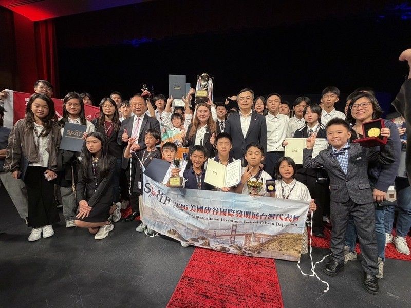 龍華科大半導體工程系林宗新副教授與2026美國矽谷國際發明展臺灣代表團合影,師生研發成果成功登上國際舞台