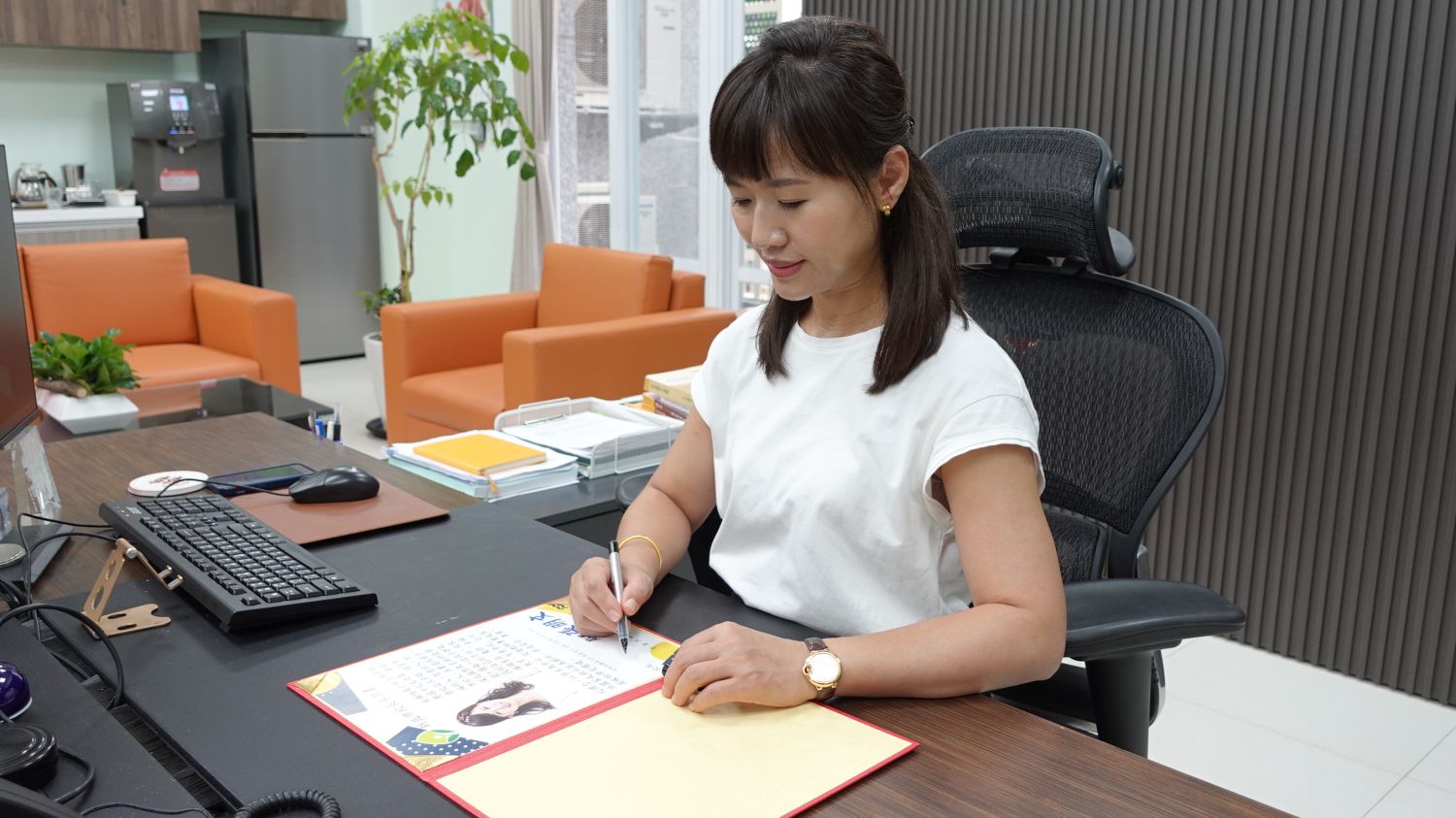 新北市立南勢國中黃淑君校長代表國中簽署承諾書