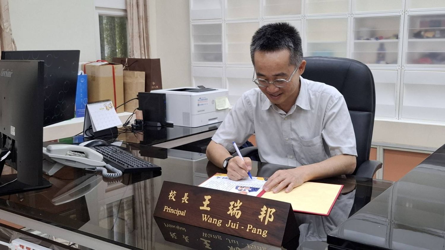新北市立猴硐-蒙特梭利實驗國小王瑞邦校長簽署承諾書