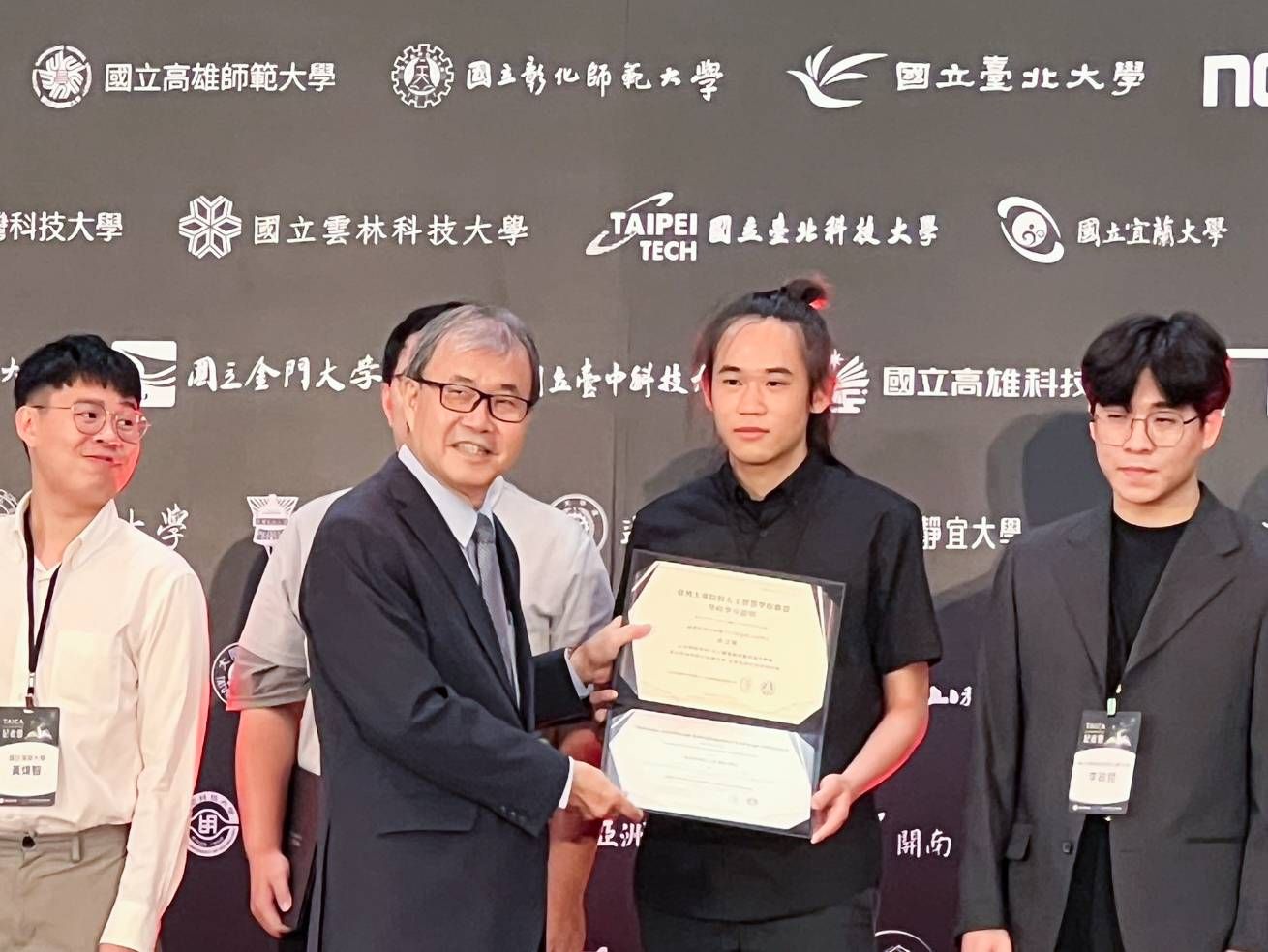 教育部長鄭英耀頒發TAICA學程證書予龍華科大電子工程系碩士班匡立恆。匡立恆同時取得「人工智慧探索應用」及「人工智慧自然語言技術」兩張學程證書,為全國首批僅4位取得雙證書的學生之一