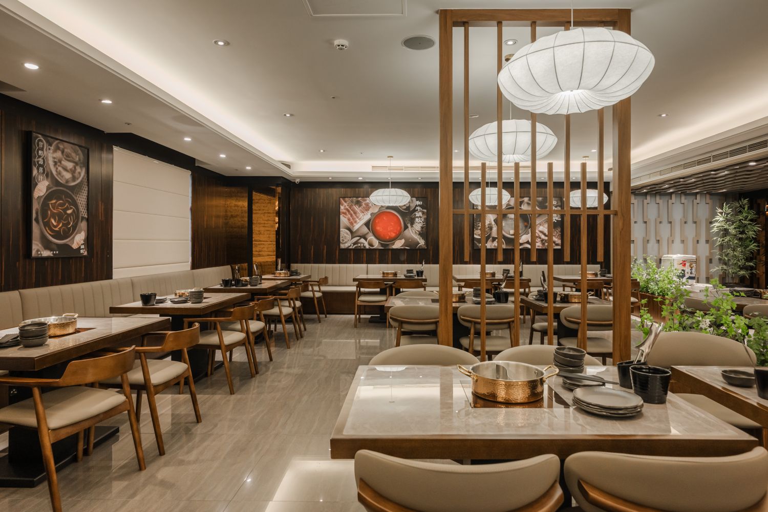 在空間規劃上，「和牛鍋敘」座落於飯店內，打造寬敞、舒適且具質感的用餐環境