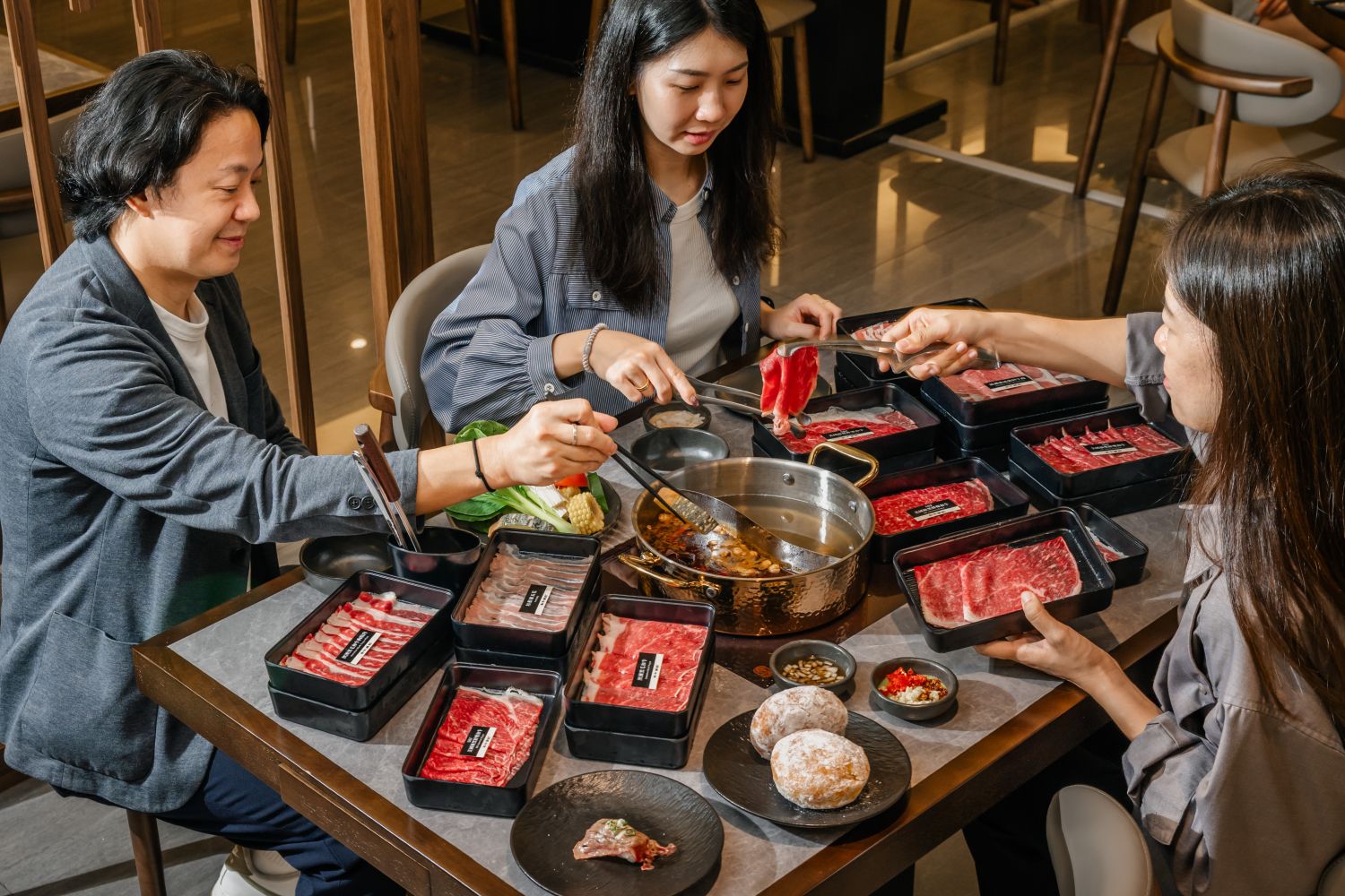 希望讓每一位來消費者都能在鍋氣升騰之間，與家人朋友分享「一鍋相聚，一席相敘」的美味時光