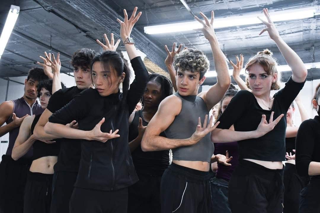 洪綵希(右3)在Joffrey Ballet School 教課