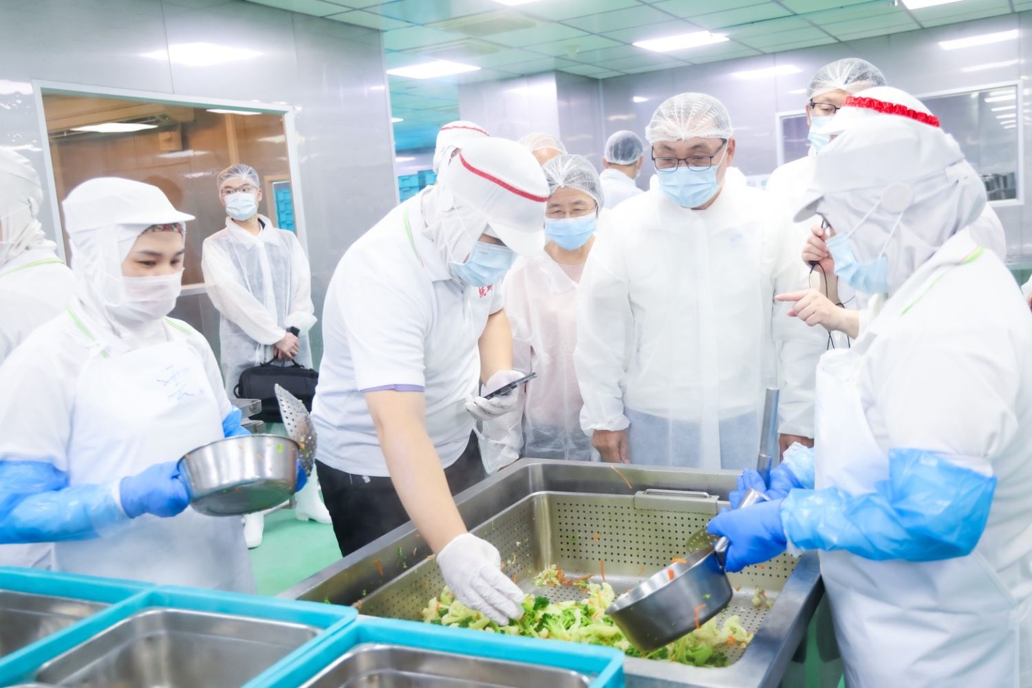 新北市長侯友宜實地巡查團膳作業,查看烹煮後食材溫度檢測結果