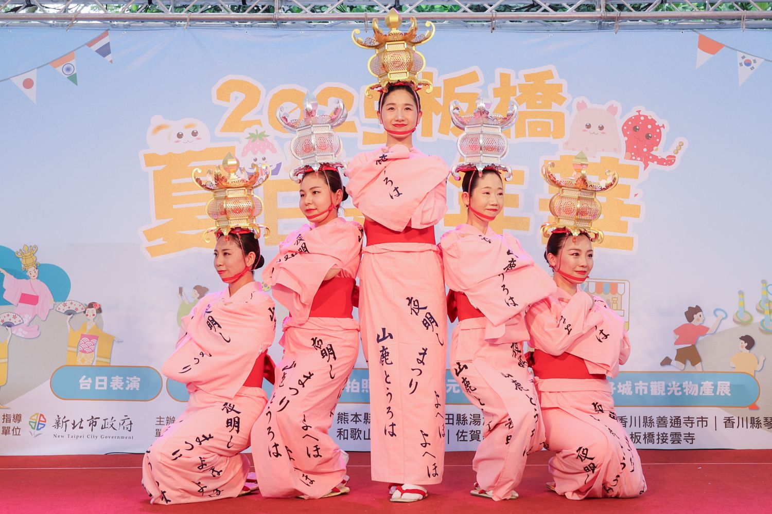 照片6-來自熊本縣山鹿市的「山鹿燈籠舞」今年再次登台,舞者頭頂精緻紙製燈籠,在柔美舞步中呈現日本傳統祭典文化與地方特色。