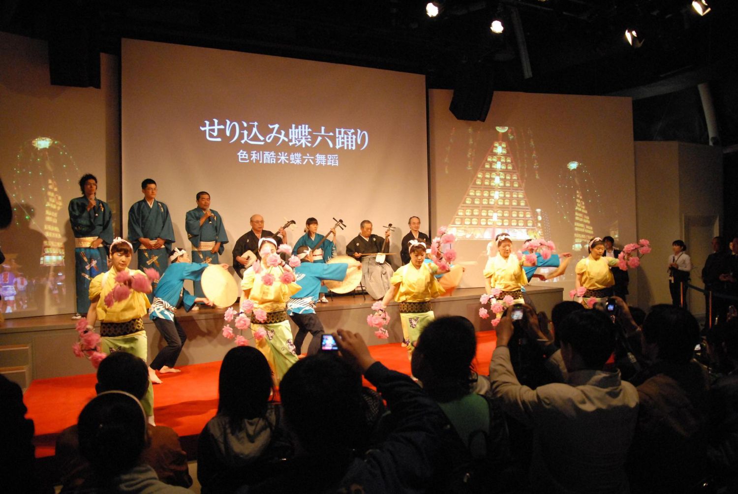 照片5-擁有650年歷史的富山縣魚津市「魚津祭」,祭典中演出的「蝶六舞」姿態輕盈優雅歡樂,熱鬧非凡。
