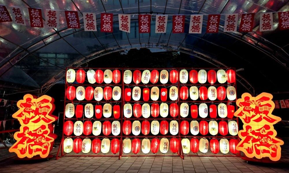 照片2-板橋區公所打造「板橋特色燈籠牆」,以板橋特色燈籠搭配山鹿市燈籠共同布置,展現台日文化交流的熱鬧氛圍。