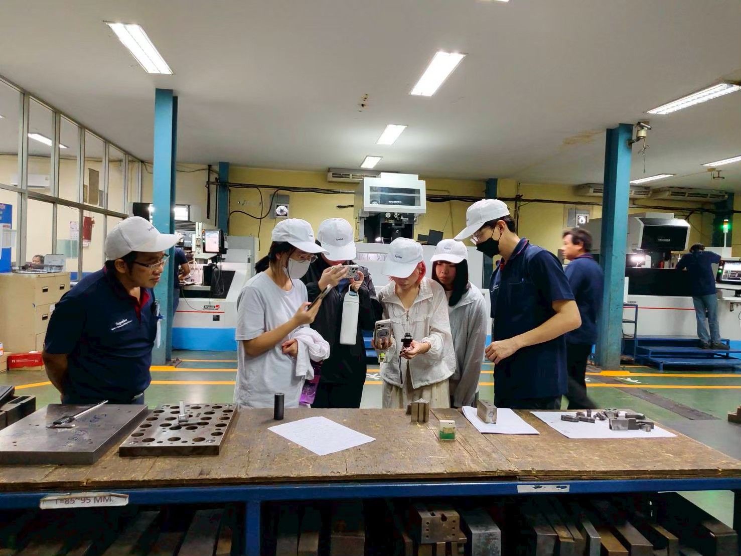 龍華科大文創系學生走入科技製造現場，實際了解企業生產環境與製造流程，透過海外實習拓展跨域學習經驗