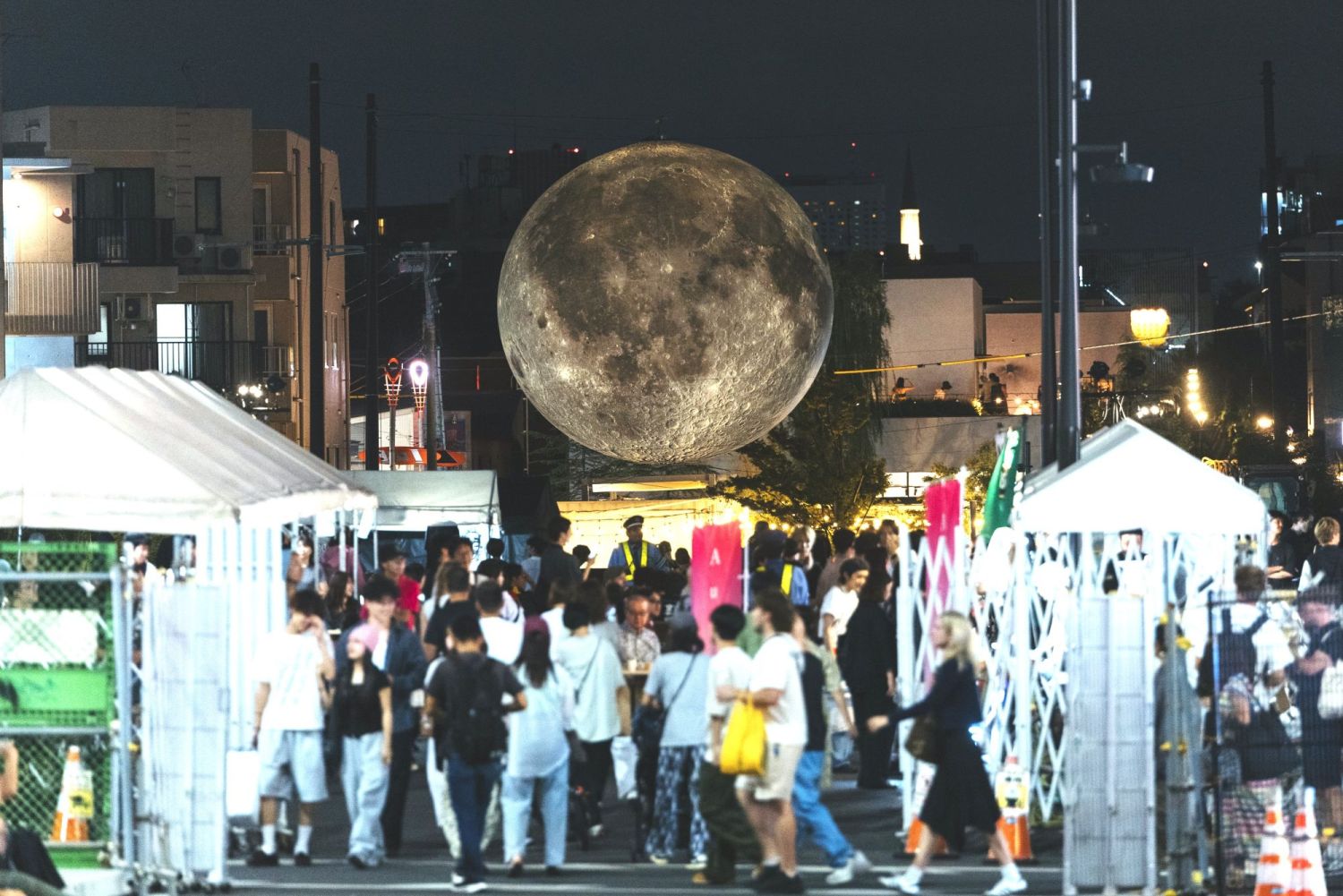 街道中仰望月亮的景象