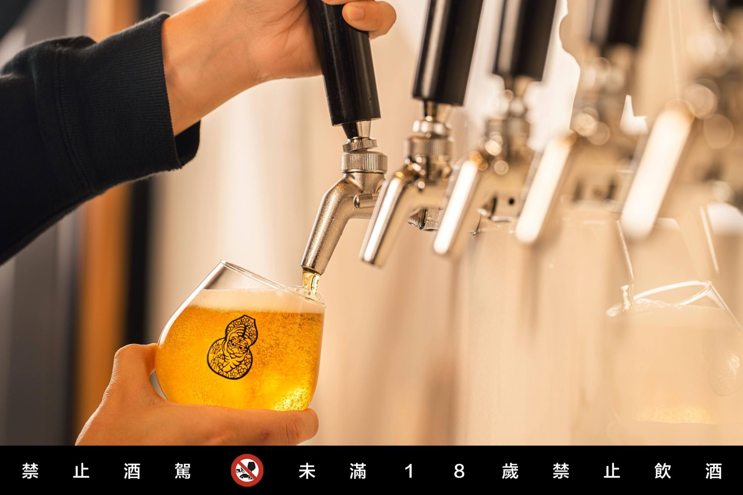 活動當晚提供紅、白酒與臺虎精釀生啤酒無限暢飲,臺虎精釀生啤酒入口可感受到乾淨鮮明的麥芽氣息,並帶有酒花賦予的清新草本與花香,為豐盛的火烤滋味帶來恰到好處的平衡。