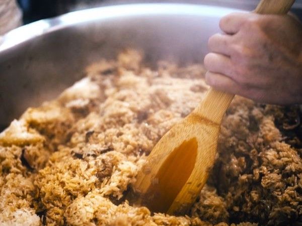 2-美食同樣是本次市集亮點，包括入選「2025新北油飯節」十強的鶯歌在地品牌「驢‧油飯」。