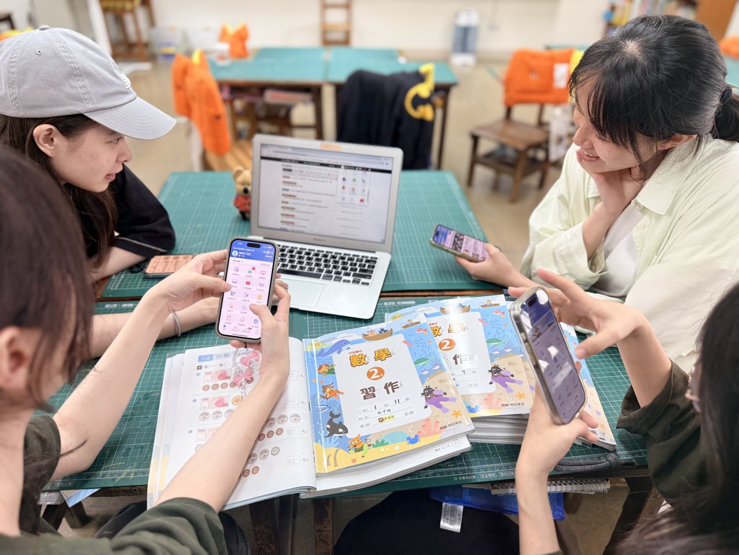 教師備課時帶領新進教師熟悉校園通APP，提升教學行政效率