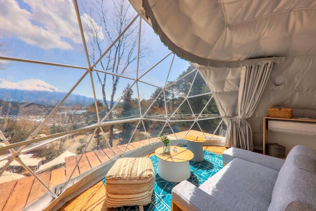 富士河口湖町「Retreat Camp Mahoroba」園區主打所有房型皆能直面富士山。