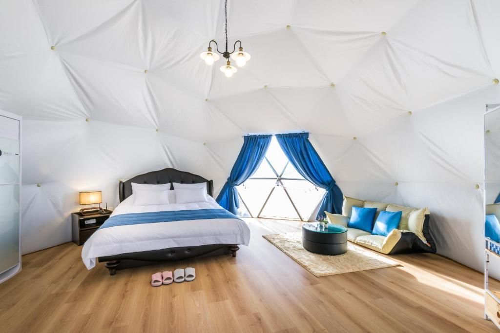 韓國濟州「Jeju Starlight Glamping」園區主打免裝備入住,獨特的圓頂帳篷以浪漫的藍白色調打造,散發濃濃的希臘愛琴海風情