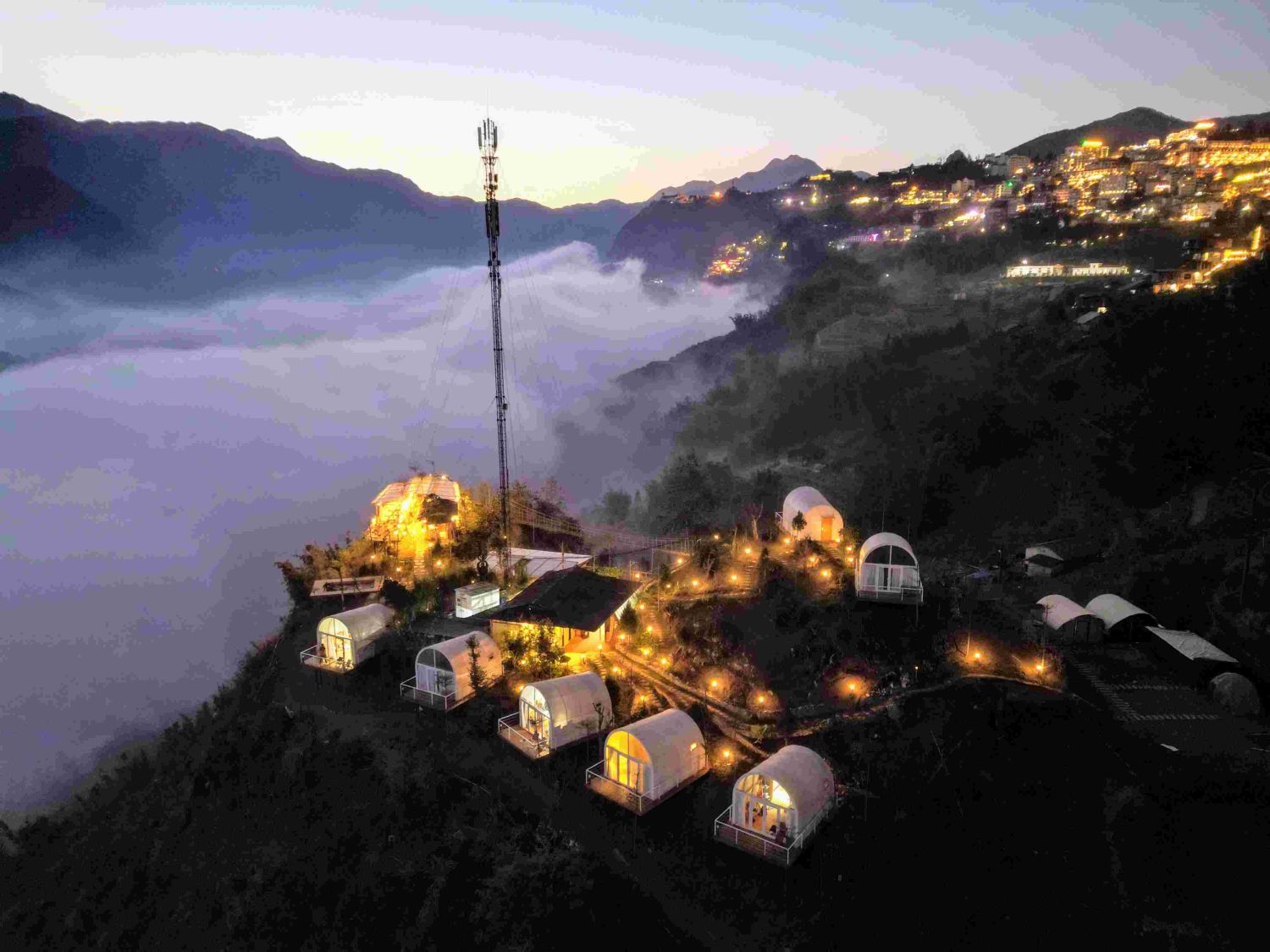 越南薩帕「PHANSI」園區主打獨特的 360 度環景觀景台,旅人更能在附設 Bar 的戶外沙發區悠閒遠眺雲海翻湧