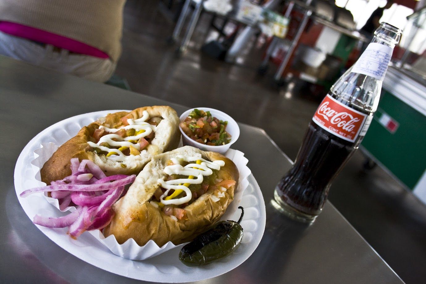 圖桑 El Güero Canelo 招牌索諾蘭熱狗，以 bolillo 麵包搭配熱狗、豆類與莎莎醬，是亞利桑那州南部經典小吃