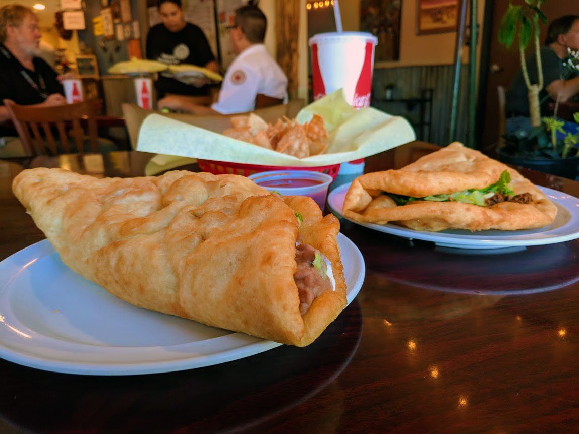 鳳凰城 Fry Bread House 的炸麵餅料理，是當地具代表性的原住民族風味。(圖/Visit Phoenix提供)