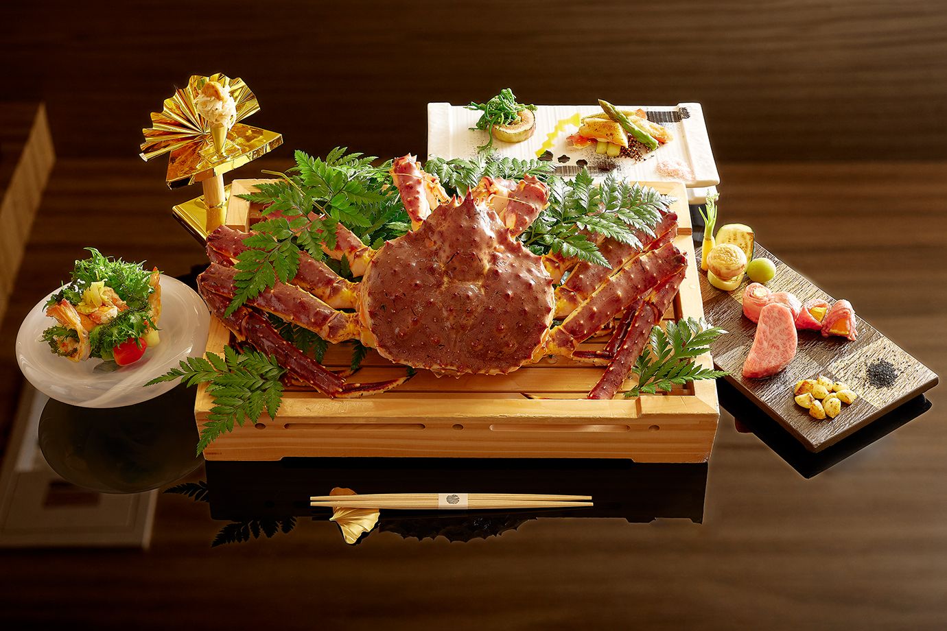 「鱈場蟹仙台牛旬味會席」以肉質飽滿鮮甜的鱈場蟹搭配日本仙台牛，每套6,000元，即日起至10月18日期間推出85折嚐鮮優惠