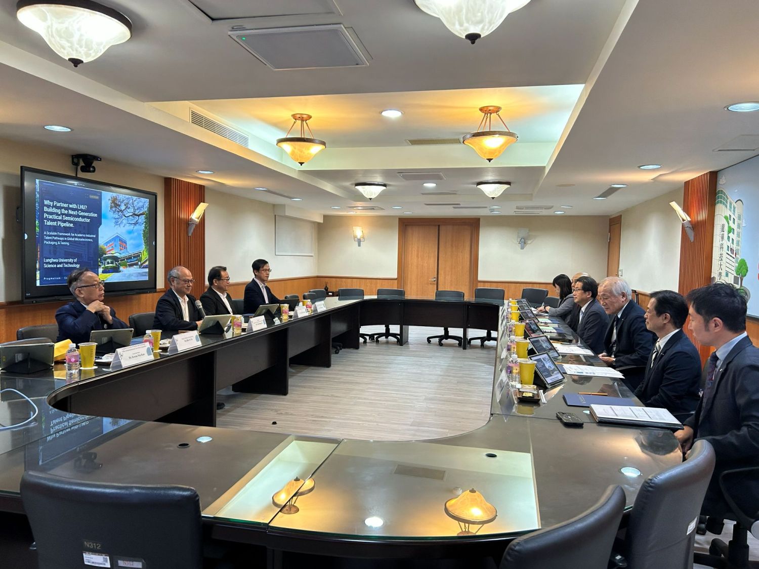 日本九州產業大學校長北島己佐吉率領該校主管至龍華科大交流訪問,特別參訪龍華科大日前正式揭牌啟用的「AI高速運算中心」。