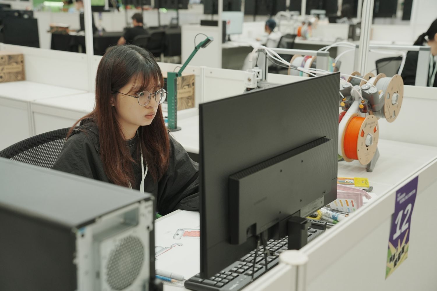 龍華科大文創系學生賴柔羽於全國技能競賽「工業設計技術」職類競賽現場專注應試,展現扎實的設計與實作能力