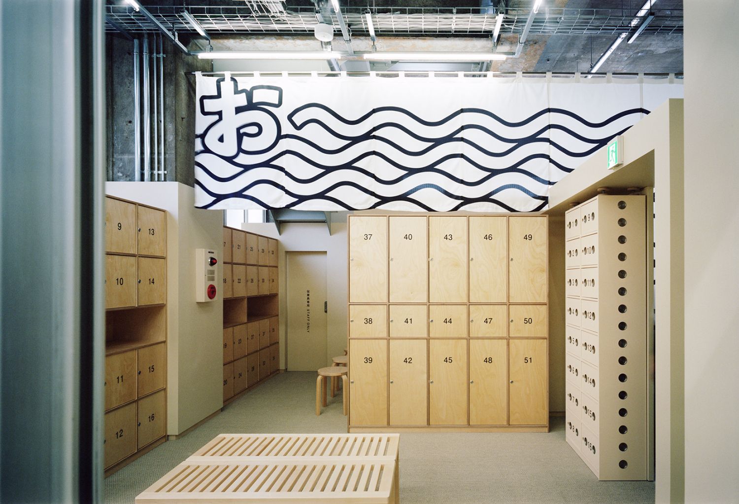 大量木質元素與俐落現代設計交織出的館內空間,溫潤而沉靜。Photograph credit Yurika Kono