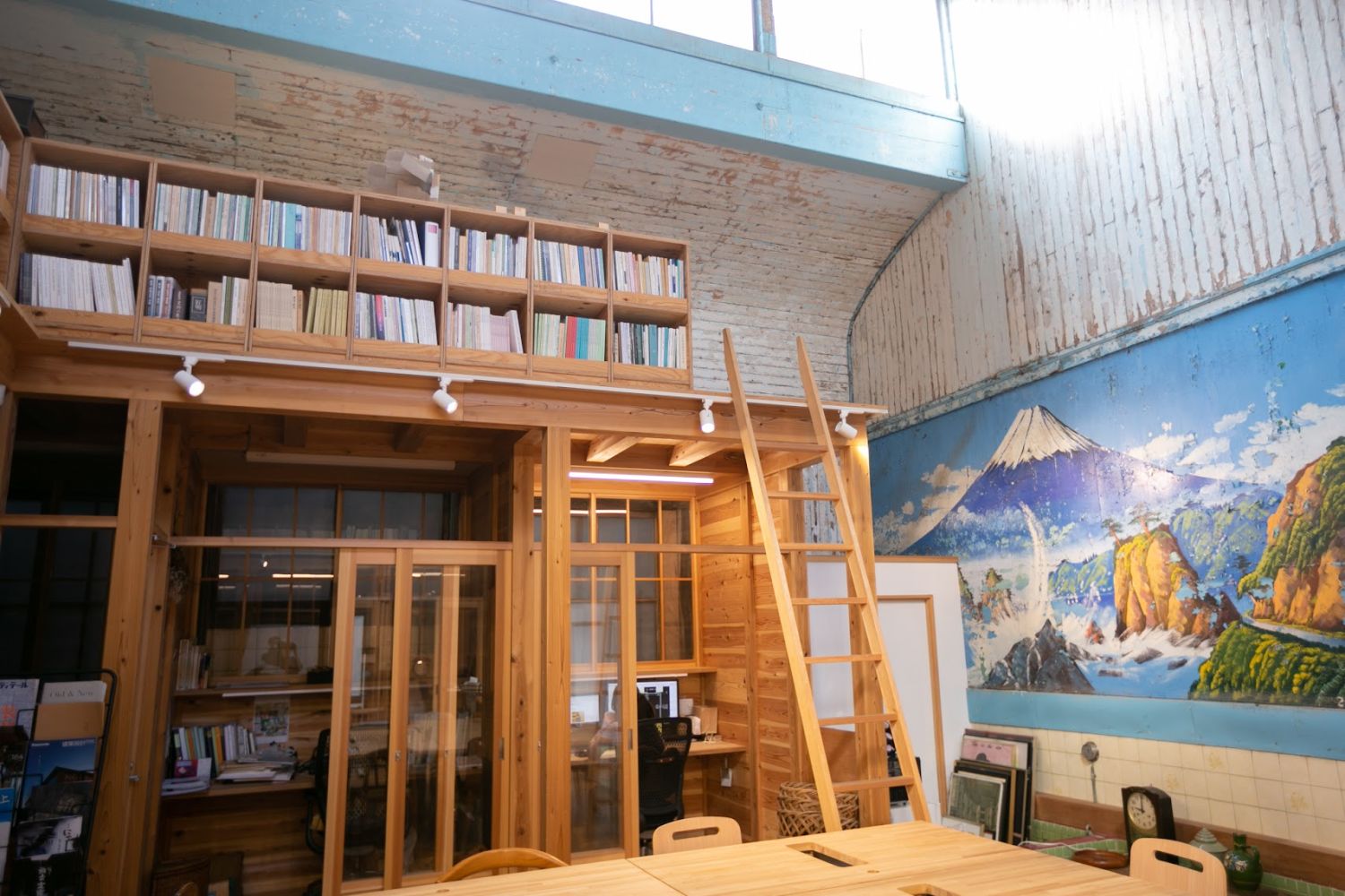 由歷史悠久的錢湯建築改造而成,修復工程盡可能保留深受街坊熟悉的外觀風貌,讓昔日錢湯的韻味延續至今。©レボン快哉湯