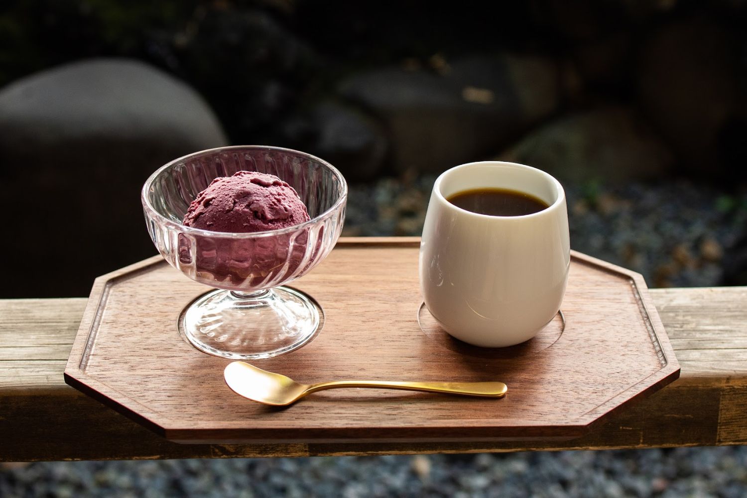 RÉBON快哉湯 COFFEE & ROASTERY。館內咖啡館提供由咖啡師沖煮的精品咖啡,以及自家製冰淇淋。©レボン快哉湯