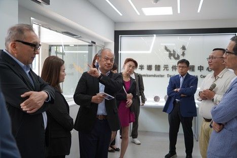 龍華科大一天之內迎接國際學術機構、國內產業集團及海外台商教育代表團到校參訪,深入了解龍華科大在AI運算、半導體封裝測試與智慧製造等領域的教學設備與實作成果