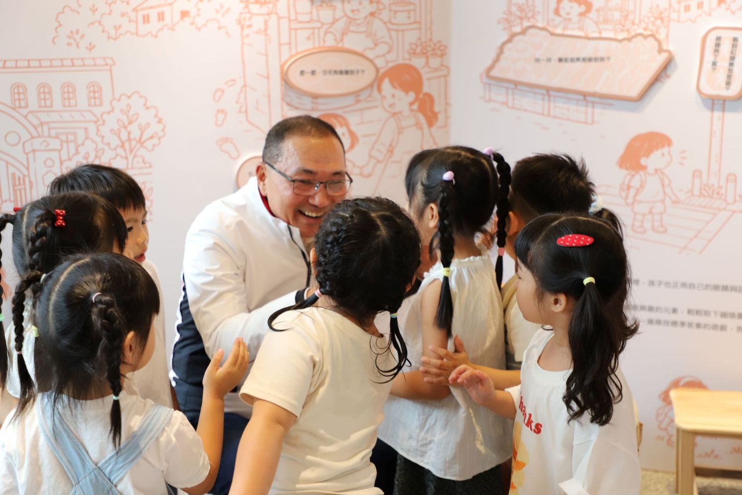 侯友宜市長與幼兒園孩子親切互動,現場氣氛溫馨