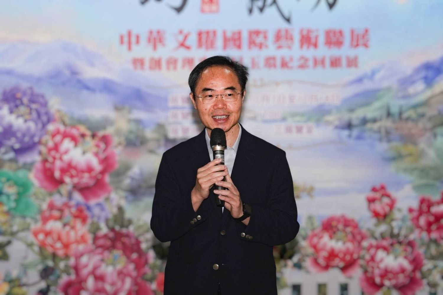新北市文化局主任秘書王錦華今(9)日出席「中華文耀．丙午之美．馬到成功－國際藝術聯展」開幕活動，致詞支持藝術創作及國際藝文交流