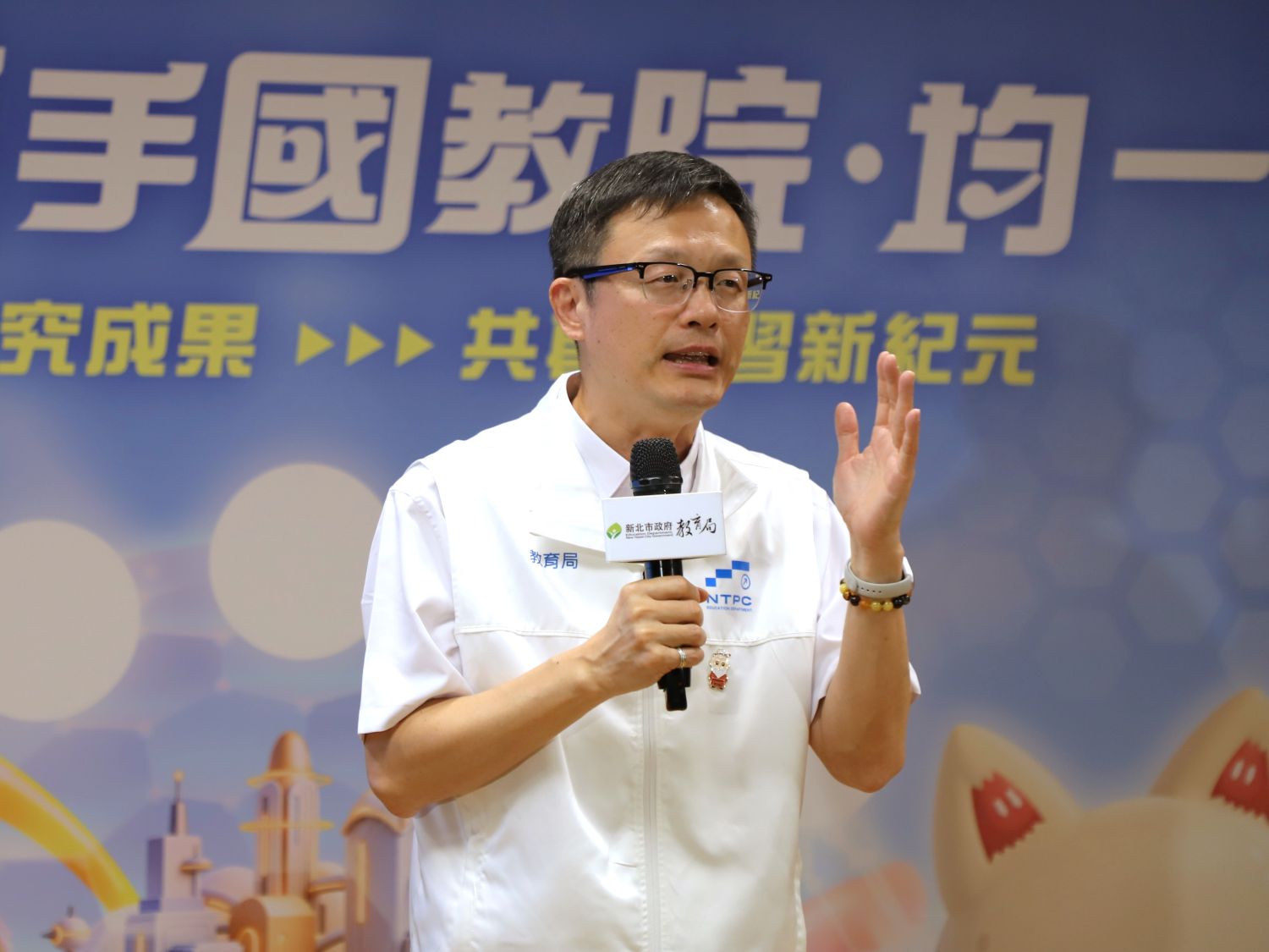 張明文局長強調，AI教育重在引導孩子思考，而非直接取得答案。_0