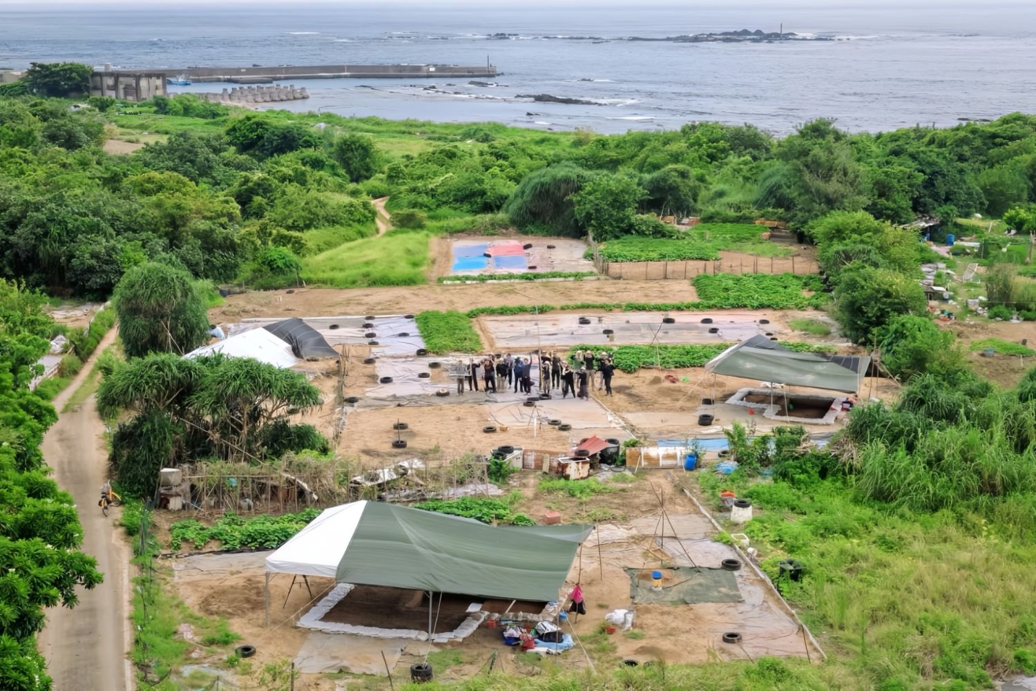 「仁里考古遺址」位於新北市貢寮區,屬於十三行文化晚期的重要聚落遺跡。