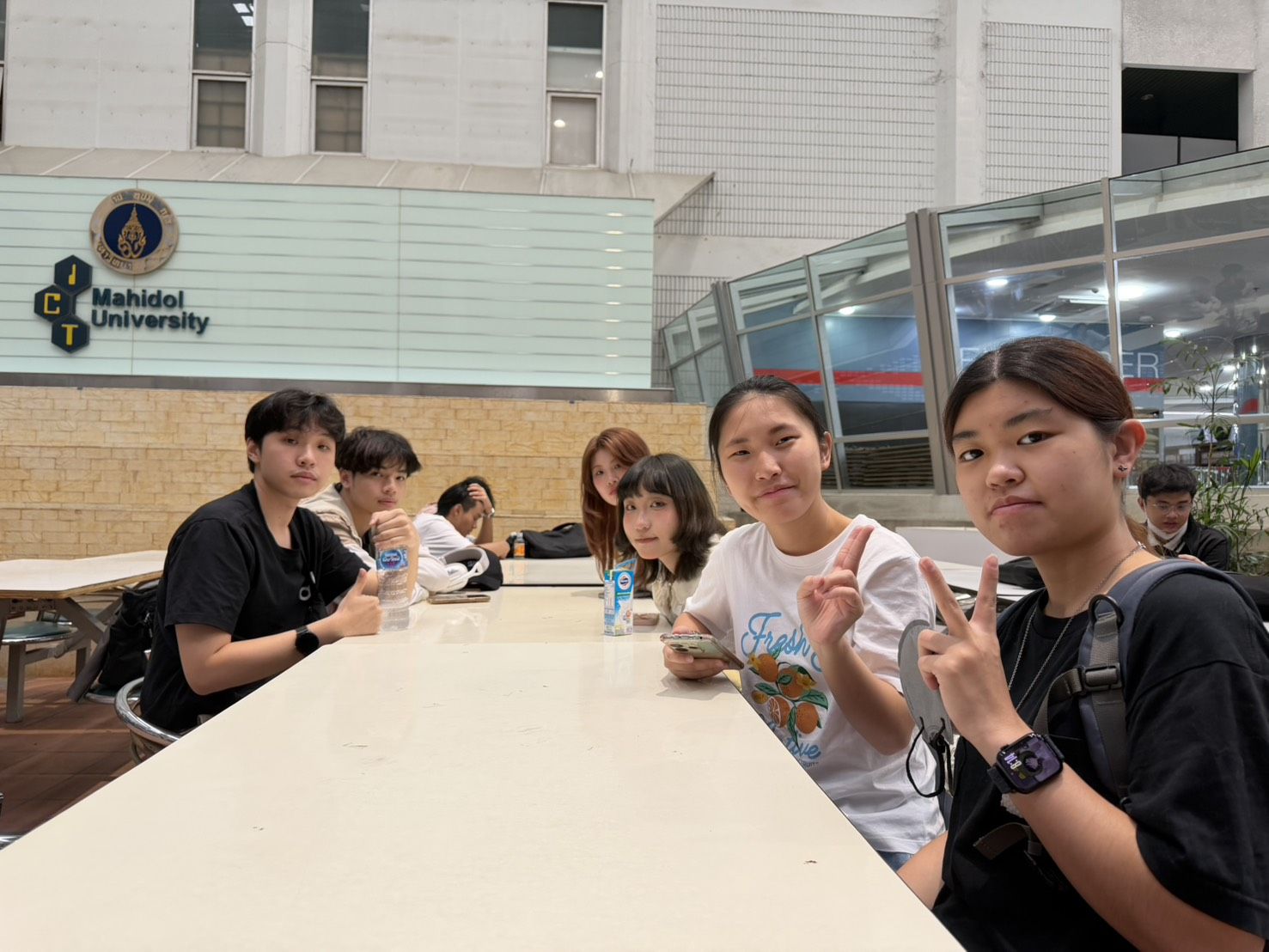 龍華科大學生赴泰國瑪希敦大學（Mahidol University）參與英語及文化交流研習，於校園合影