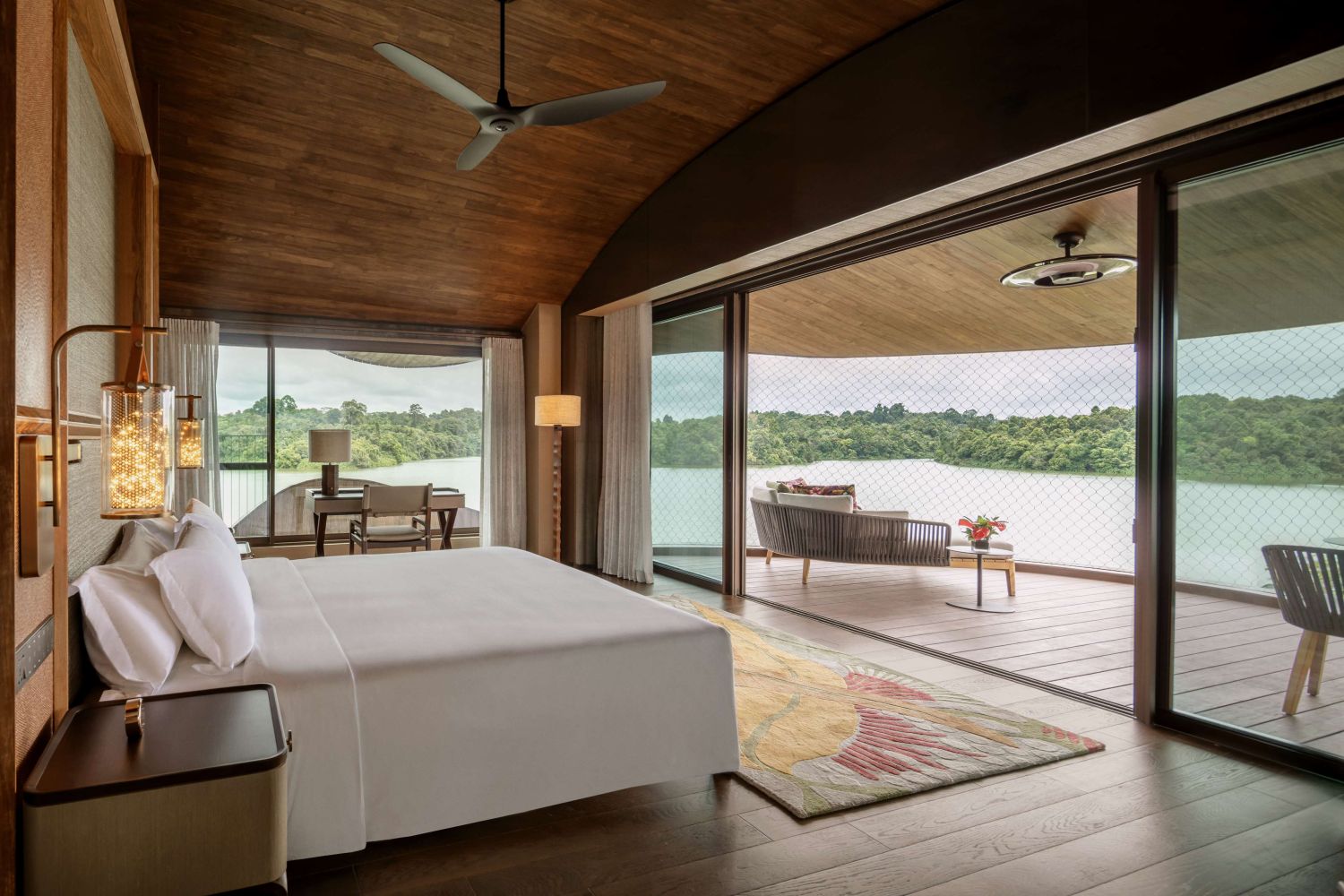 新加坡「Mandai Rainforest Resort by Banyan Tree」位在 Mandai Wildlife Reserve 園區內,住進樹屋延續自然體驗。(圖片由 Booking.com 提供)