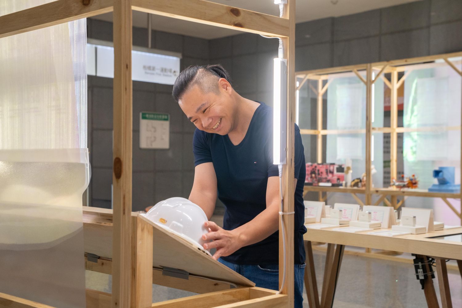 賴爸動手體驗互動展品，感受新北多元學習成果