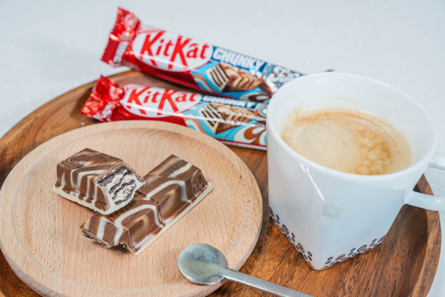 雀巢KitKat「黑白巧風味奇趣威化」獨特黑白大理石紋路，結合牛奶巧克力與白巧克力風味，搭配經典酥脆威化口感，不論是外觀或口感上都充滿驚喜。