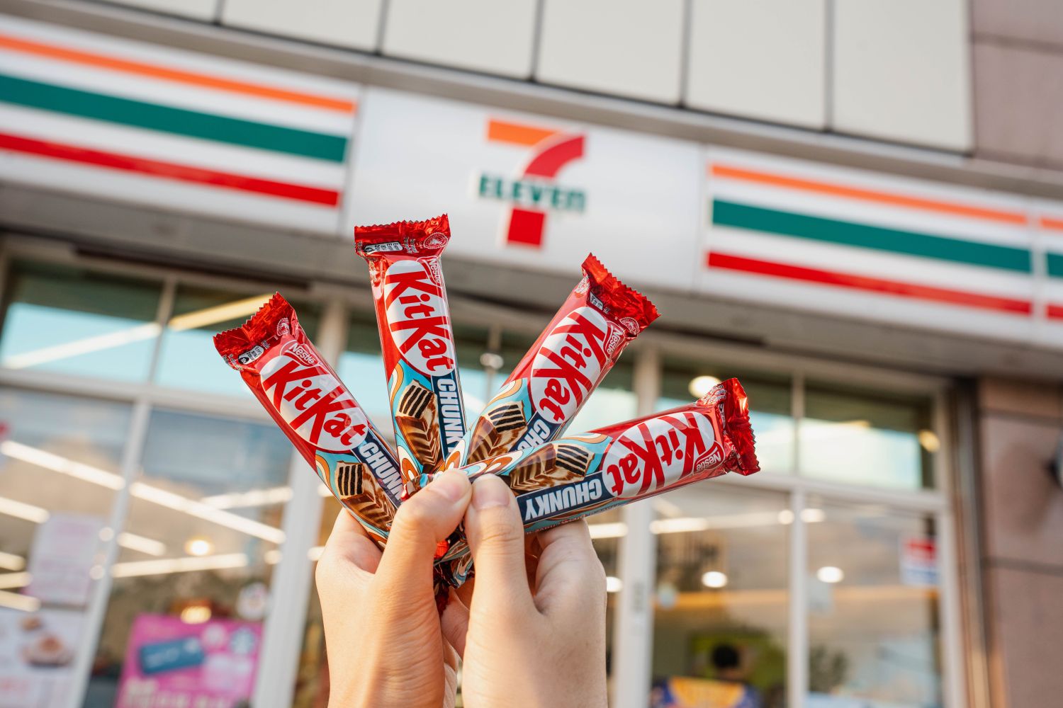 「黑白巧風味奇趣威化」於7-ELEVEn限定販售；「KitKat迷你威化繽紛組」則於好市多限定販售。