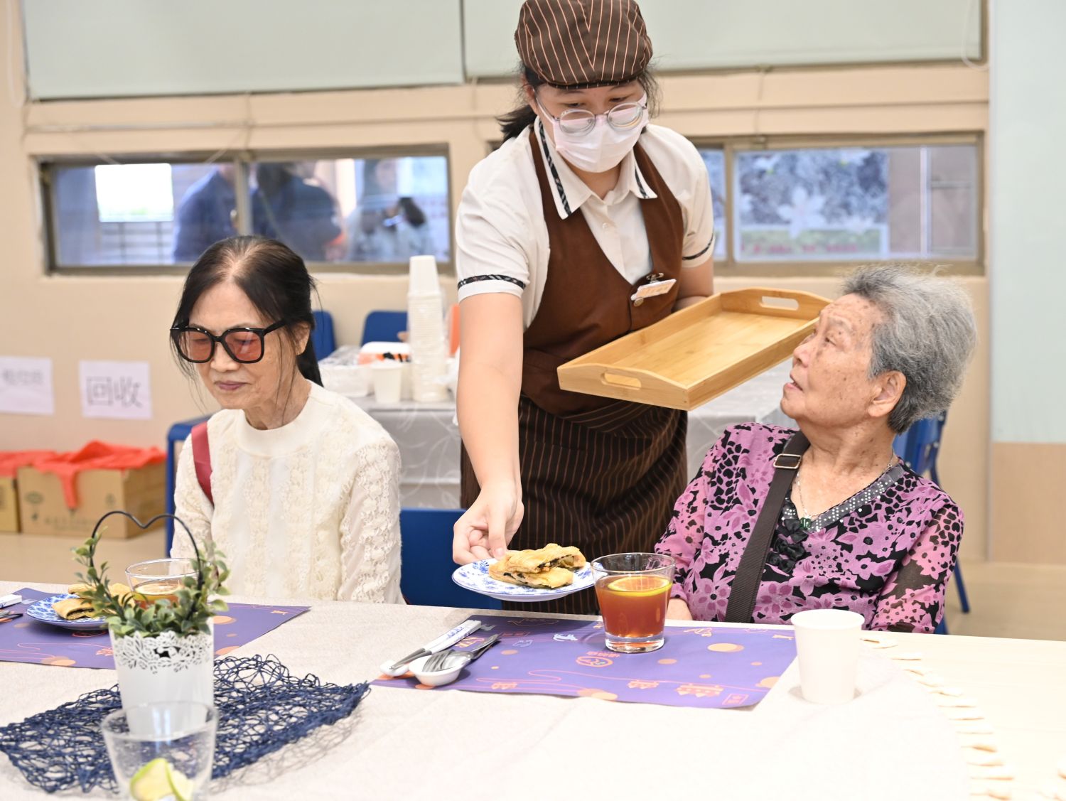 瑞芳高工餐服科備餐陪伴長者與青銀共餐_0