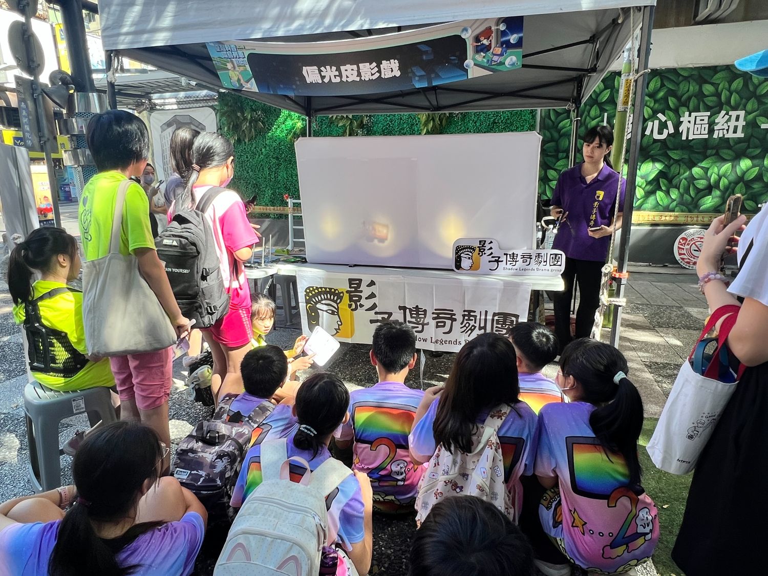 影子傳奇劇團帶領學生體驗「偏光皮影戲」,觀察光影變化並認識生活光學_0