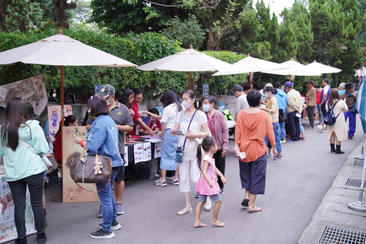 特色市集「集水小攤」匯集新北各地社造團隊，展現豐富的在地文化特色。
