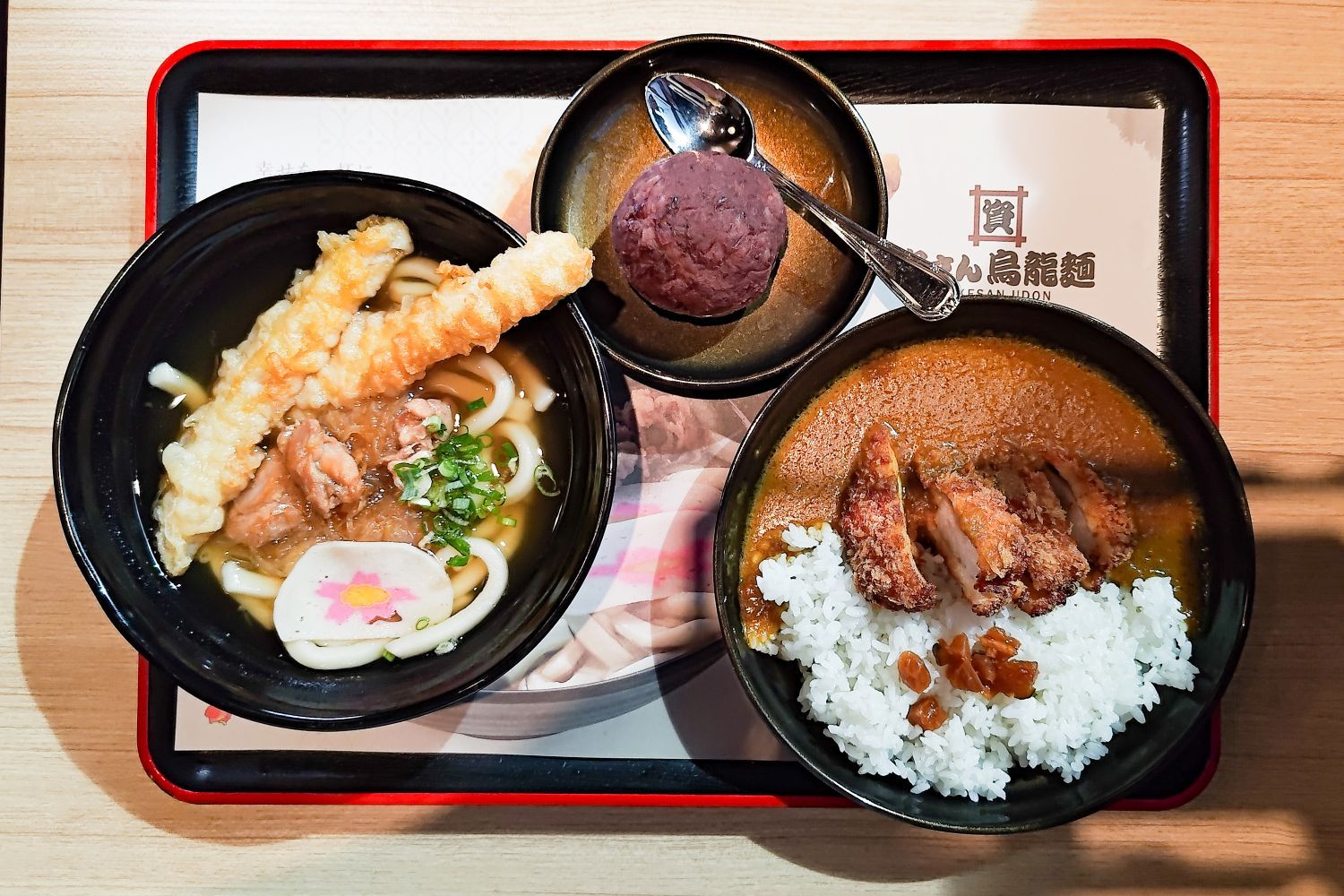 「迷你雞腿肉牛蒡天婦羅烏龍麵」、「迷你豬排咖哩飯」、「牡丹餅」